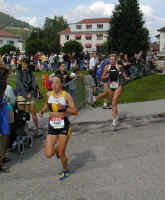 Christa (hinten) am Beginn der Laufstrecke